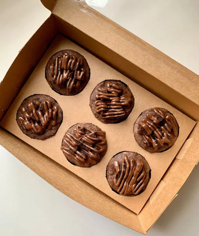 Une boîte de 6 mookies brownie avec nappage Nutella.