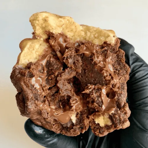 Un cookie duo brownie avec fourrage Nutella.