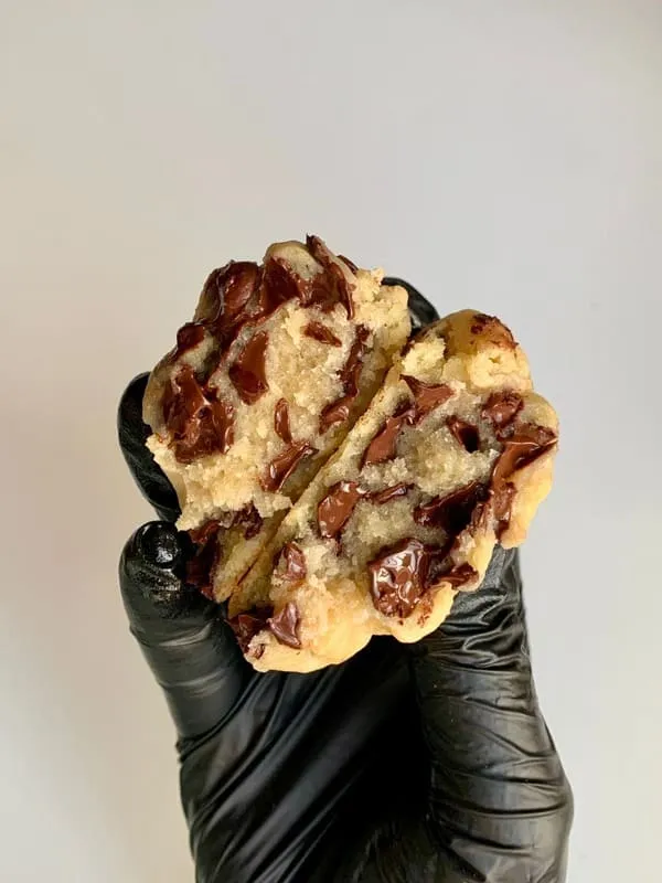 Un cookie avec pépites de chocolat.