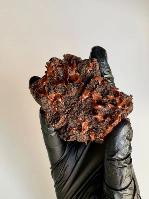 Cookie tout choco avec pépites de chocolat.