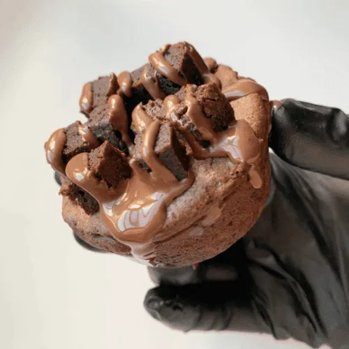 Un mookie brownie avec nappage Nutella.