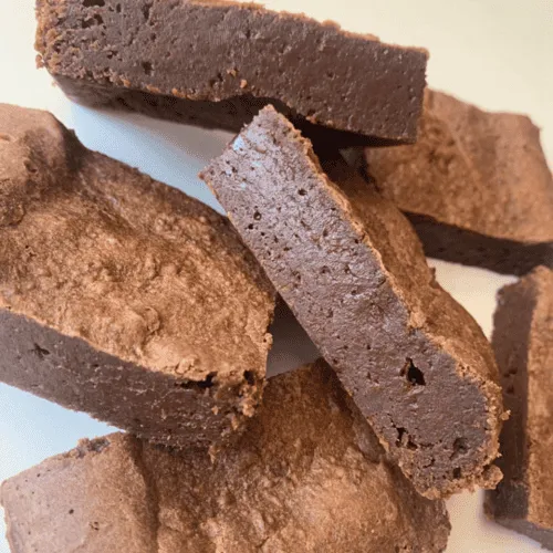 Des parts de brownie.