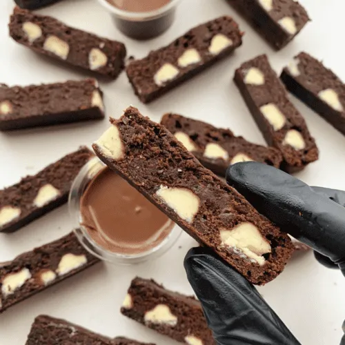 Des sticks de brownie avec topping Kinder Maxi et pot de coulis Nutella.